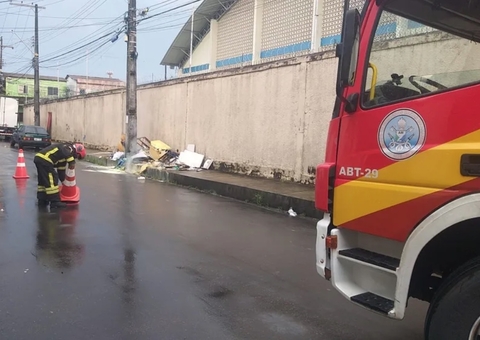 Cabo de alta tensão rompe perto de escola e pega fogo em Manaus