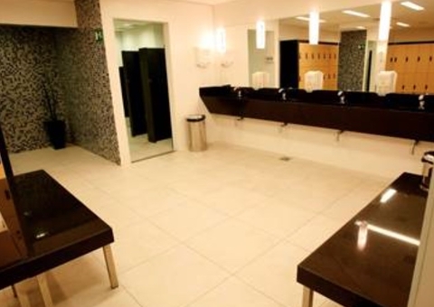 Agente que limpava vestiário de academia receberá adicional de insalubridade