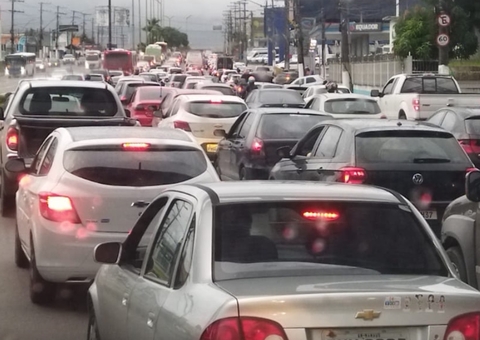Dia de chuva é marcado por congestionamentos nas principais avenidas de Manaus