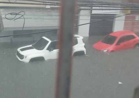 Ruas do Centro de Manaus ‘desaparecem’ durante temporal; vídeos