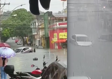 Vídeos: Homens ‘carregam’ carro submerso em rua durante chuva em Manaus 