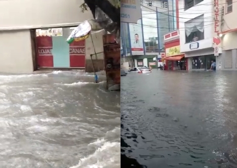 Ruas viram rios e comerciantes do Centro amargam prejuízos com forte chuva em Manaus