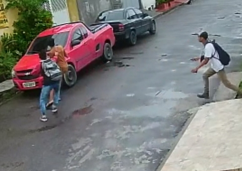 Jovem é esfaqueado durante assalto em plena luz do dia em Manaus; Vídeo