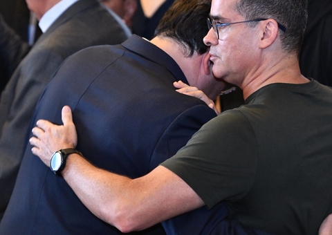 Braga se emociona no velório de Amazonino e recebe apoio de David Almeida