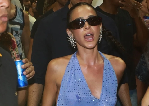 Bruna Marquezine rebola com look transparente no Carnaval de Salvador; vídeo