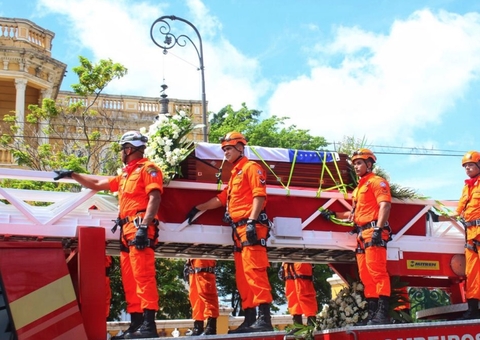 Veja imagens do cortejo de Amazonino Mendes