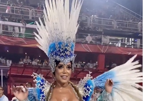 Mulher Abacaxi desfila com seios de fora e diz ao marido que esqueceu fantasia