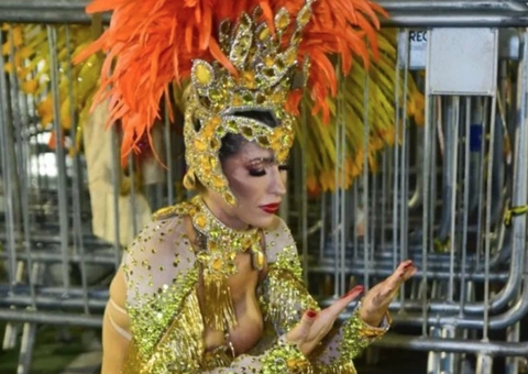 Musa da Gaviões menstrua durante desfile