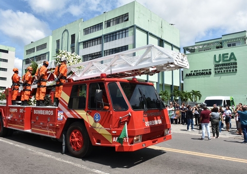Cortejo de Amazonino passa por obras feitas por ele e recebe últimas homenagens