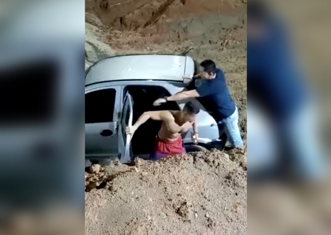 Vídeo: Motorista invade obra e despenca com carro em cratera na Djalma em Manaus