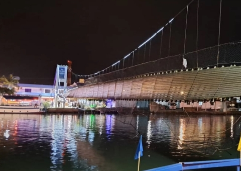 Ponte com cerca de 100 foliões desaba em rio entre RS e SC; vídeo