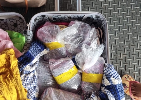 PF prende passageira com 7 kg de cocaína em barco a caminho de Manaus 