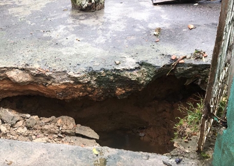 Vídeo: Cratera abre em rua e engole entrada de garagem durante chuva em Manaus