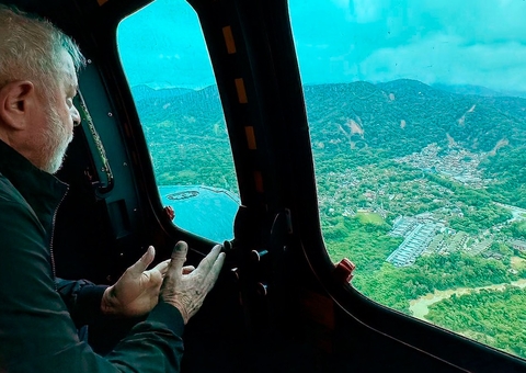 Em São Sebastião, Lula promete reconstrução de casas em áreas seguras