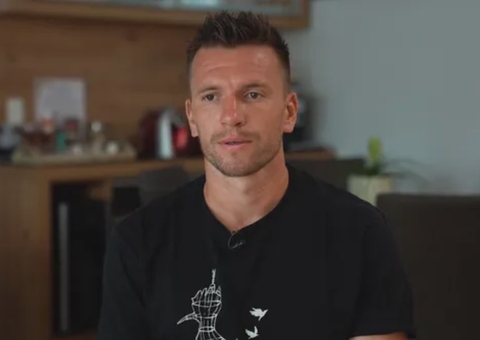 Brock chora ao deixar o Cruzeiro e revela proposta da Arábia