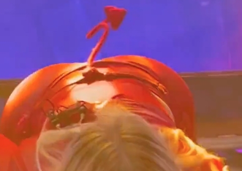 Luísa Sonza e Bianca Andrade se beijam durante show em camarote na Sapucaí