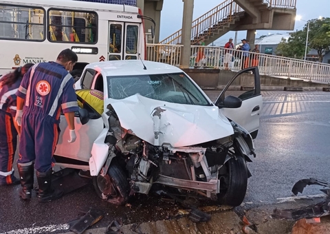 Mulher fica ferida após carro colidir contra pilastra de passarela em Manaus; VÍDEO