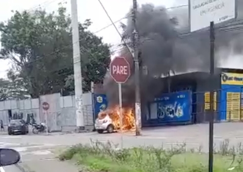 Carro de aplicativo pega fogo em avenida de Manaus; vídeo