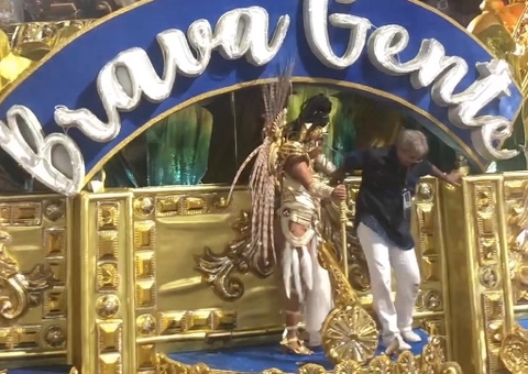 Vídeo: Diretor da Beija-Flor despenca de carro alegórico em movimento no Rio