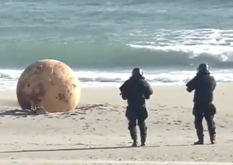 Vídeo: Esfera misteriosa surge em praia no Japão e local é isolado; polícia investiga