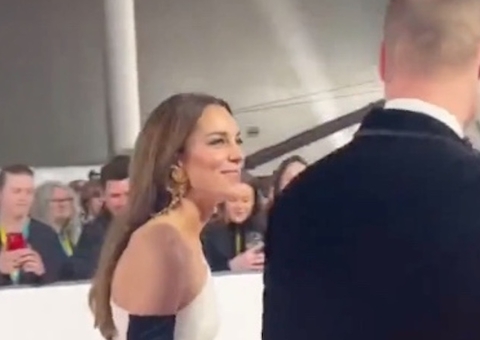 Kate Middleton dá ‘tapinha’ no marido William; veja