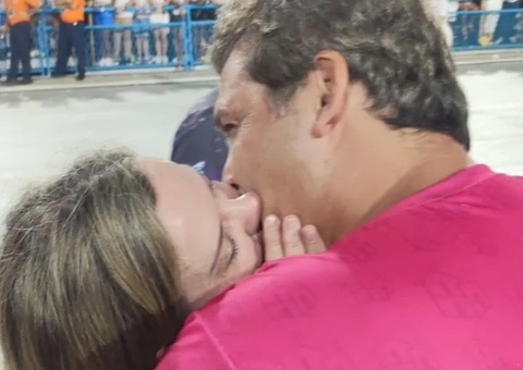 Gleisi Hoffmann troca beijos com Lindbergh na Sapucaí; vídeo