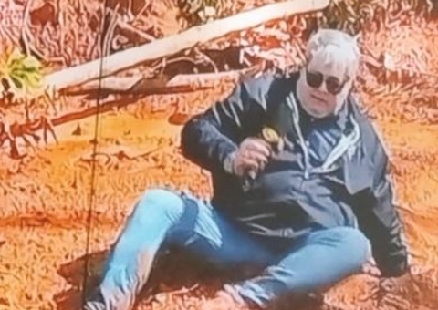 Datena viraliza ao cair de bunda na lama em área de tragédia em SP