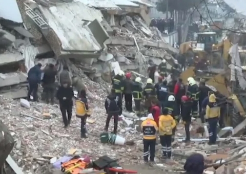 Bebê que nasceu sob escombros após terremoto na Turquia é adotada