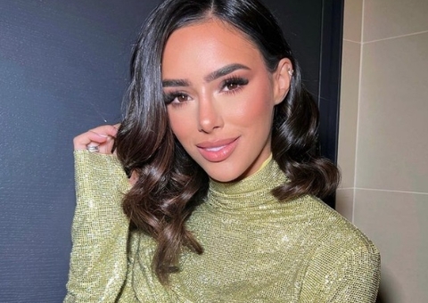 Bruna Biancardi posta sequência de fotos em momento íntimo com Neymar