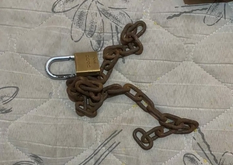 Mãe acorrenta filha pelos pés após adolescente brigar com irmã