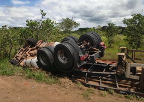 Vídeo: Tio e sobrinho morrem após caminhão tombar na BR-174
