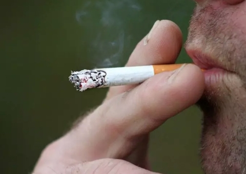 Homem que incendiou vizinhança após cochilar com cigarro na mão paga indenização