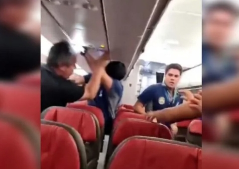Vídeo: passageiros bêbados provocam confusão e gritaria durante voo