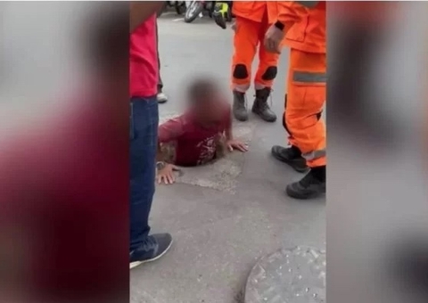 Homem fica preso em bueiro ao tentar fugir da polícia; vídeo