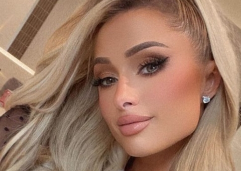 Paris Hilton posa com o filho pela primeira vez 