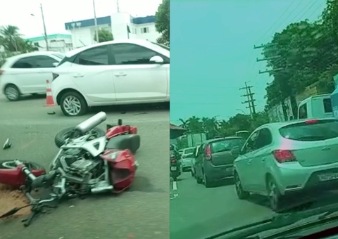 Moto fica jogada em pista em acidente e deixa trânsito caótico em avenida de Manaus
