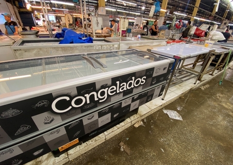 Mais de 100 feirantes da Manaus Moderna recebem novos equipamentos