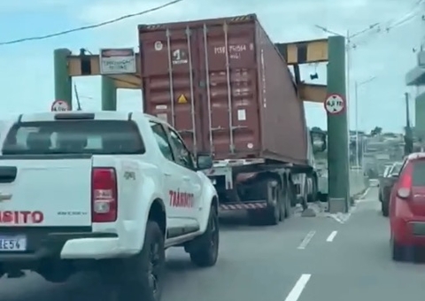 Carreta fica engatada em limitador de altura de viaduto em Manaus; vídeo