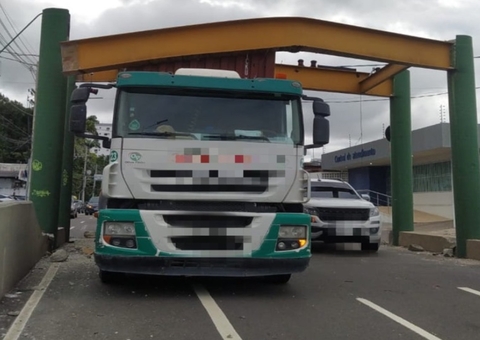 Interdição após acidente com carreta no viaduto do São Jorge altera trânsito em Manaus