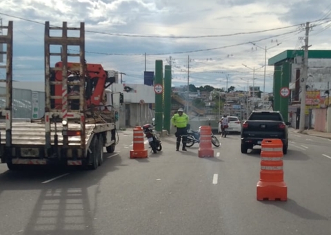 Após interdição, viaduto do São Jorge libera passagem de veículos pequenos