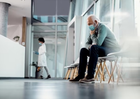 Paciente com febre e dores que esperou horas por atendimento receberá indenização; veja como