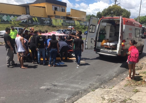 Mulher sofre fratura ao ser atropelada por motocicleta ao atravessar avenida de Manaus