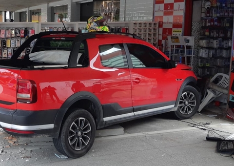 Pedestre é atropelado por carro desgovernado em Manaus; vídeo