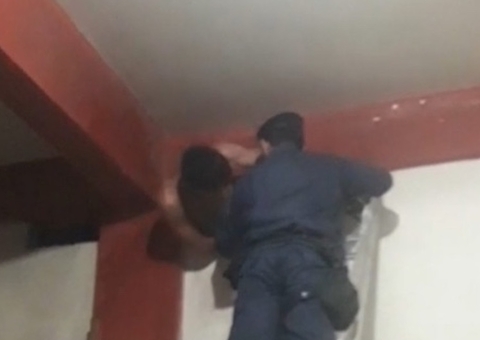 Gritando de dor, homem pede ajuda após ficar preso em buraco durante furto no Amazonas