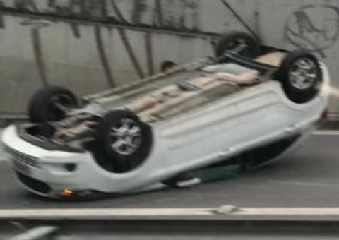 Criança fica ferida após carro capotar em acidente na Avenida das Torres