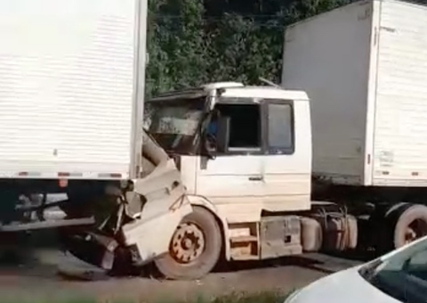 Acidente entre carretas deixa Av. Rodrigo Otávio bloqueada em Manaus; vídeo