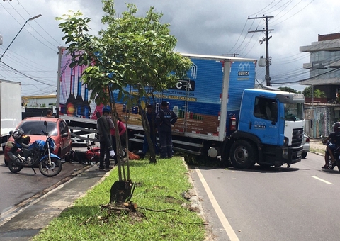 Mulher pula de motocicleta e escapa de ser esmagada por caminhão em Manaus 