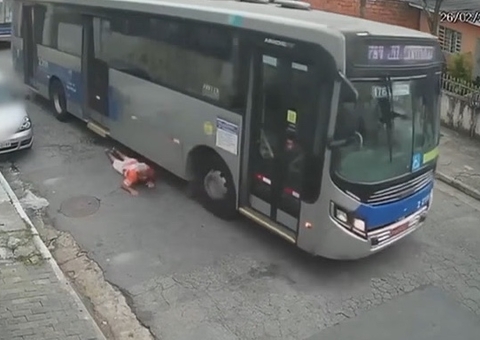 Vídeo: Morre idoso atropelado por ônibus em São Paulo após briga por uso de máscara