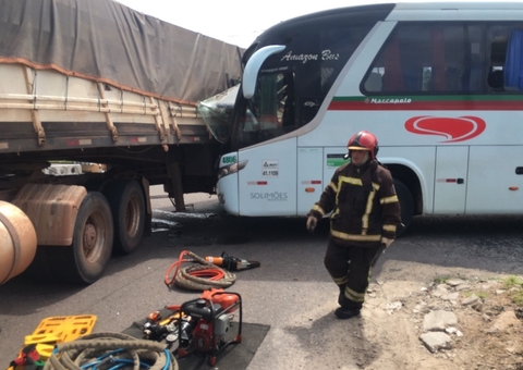 Acidente entre ônibus de viagem e caminhão deixa 6 pessoas feridas na barreira de Manaus