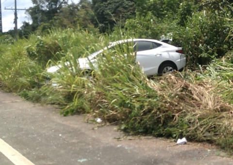 Vídeo: Carro capota e vai parar em mata na AM-070 em Iranduba